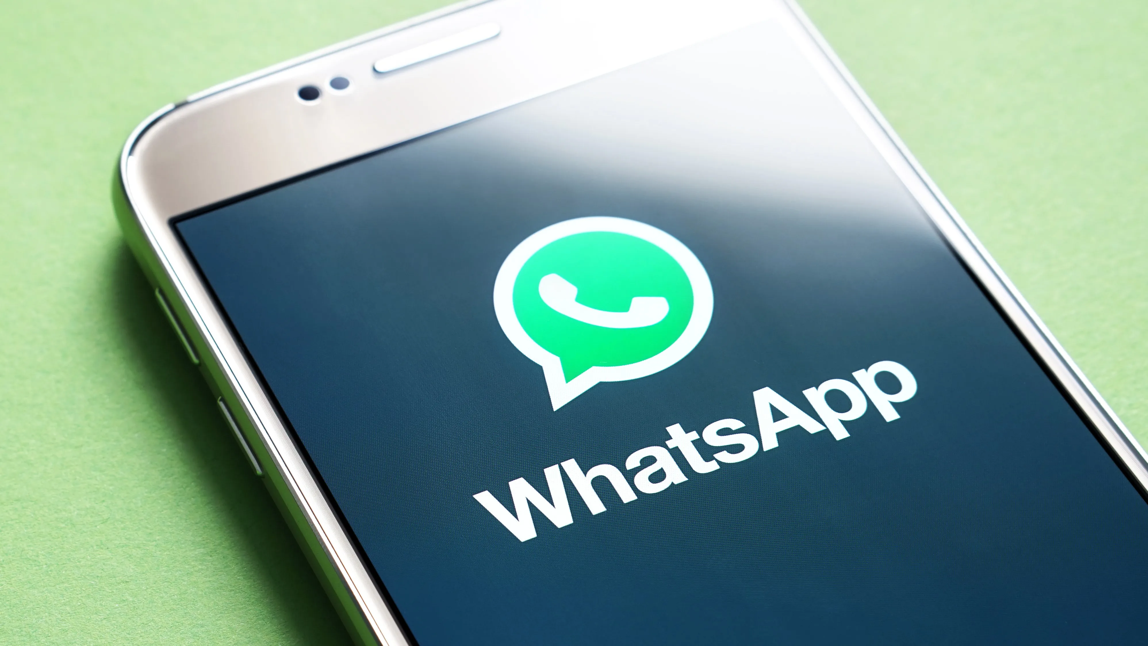 Концепция показывает функцию обратного отсчета для предотвращения случайных звонков в WhatsApp