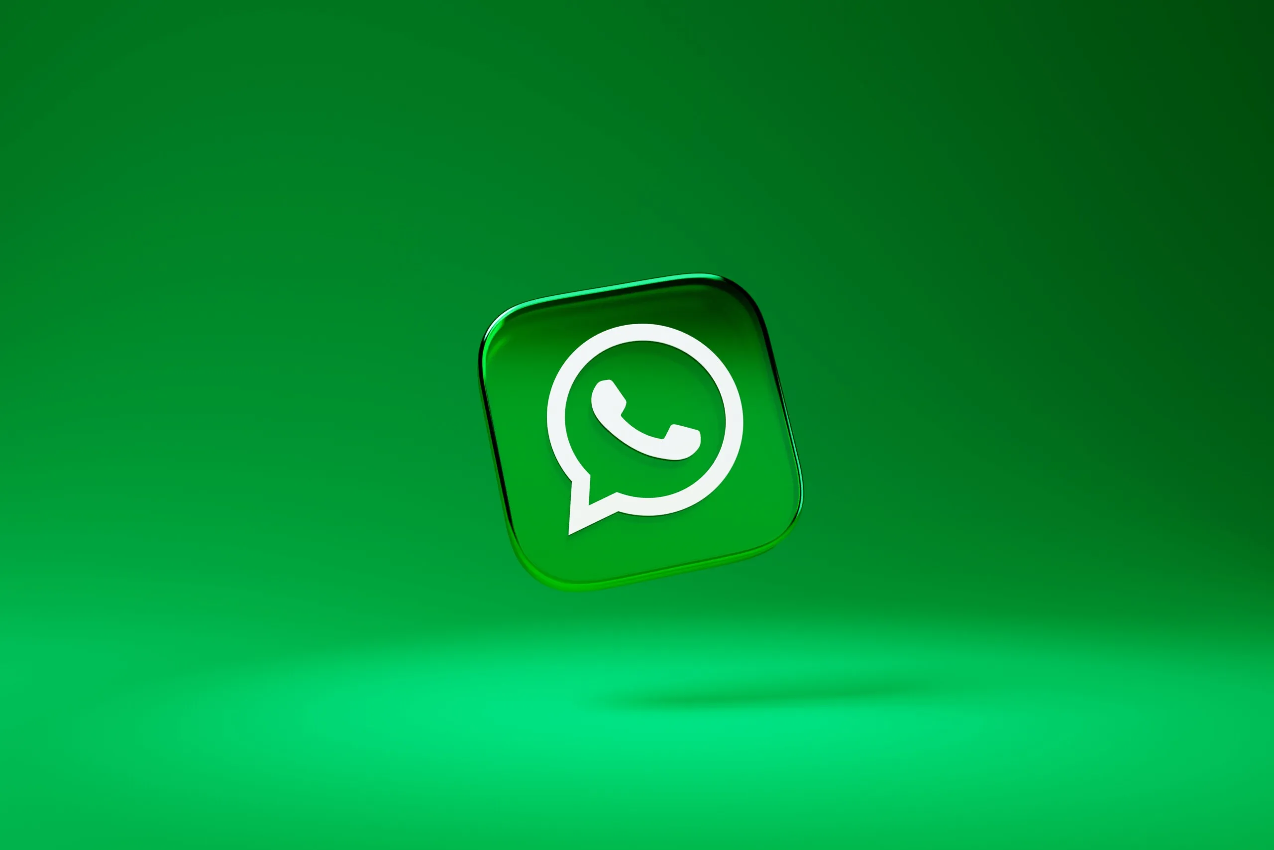 Концепт предполагает возможность закрепить наверху до 5 чатов WhatsApp